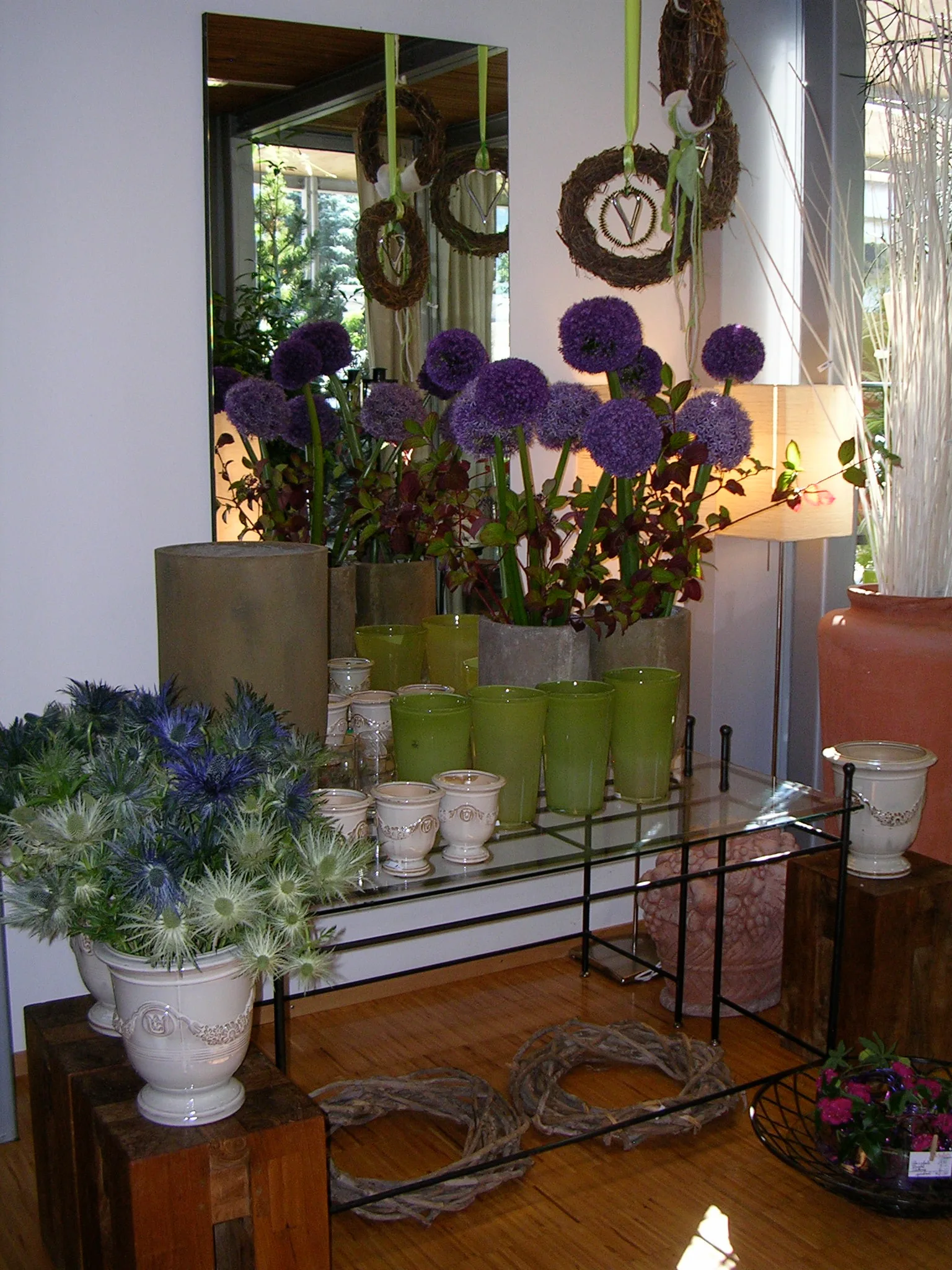 Dekoration mit Allium, Kränzen und Gefäßen im Verkaufsraum